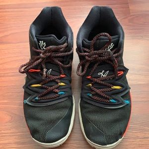 Nike Kyrie Friends Edition Boys Sneakers Size 7